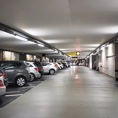 LED lysrörsarmatur i parkeringsgarage
